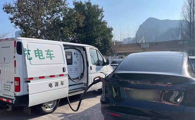 瑞丽汽车搭电
